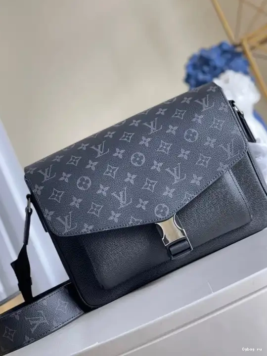 NEW VUITTON LOUIS MESSENGER 0612